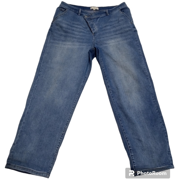 ELOQUII Women’s Asymmetrical Waist Baggy Straight Ankle Denim J… - Picture 4 of 12